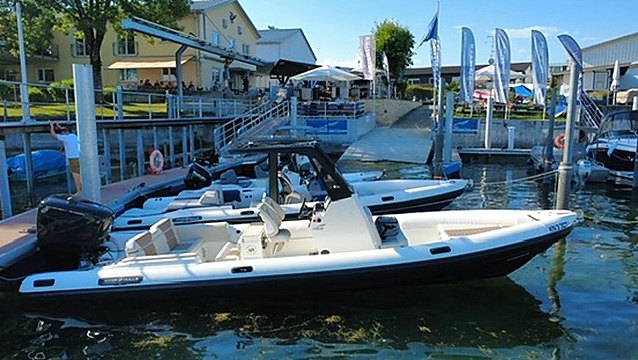 Boote an den Stegen der Valentina Marina