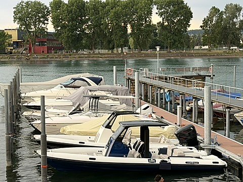 Geschützte Liegeplätze an den Stegen der Valentina Marina