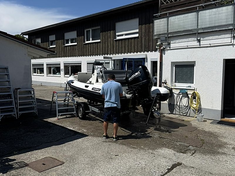 RIB mit Suzuki-Außenborder vor der Werkstatt