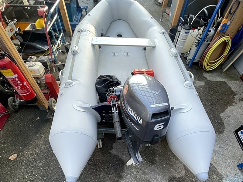 Kleines Schlauchboot mit Yamaha-Viertakter