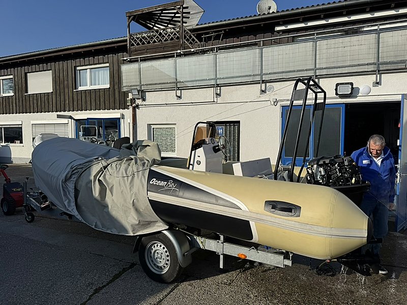 Arbeiten am Außenborder mit geöffneter Motorhaube