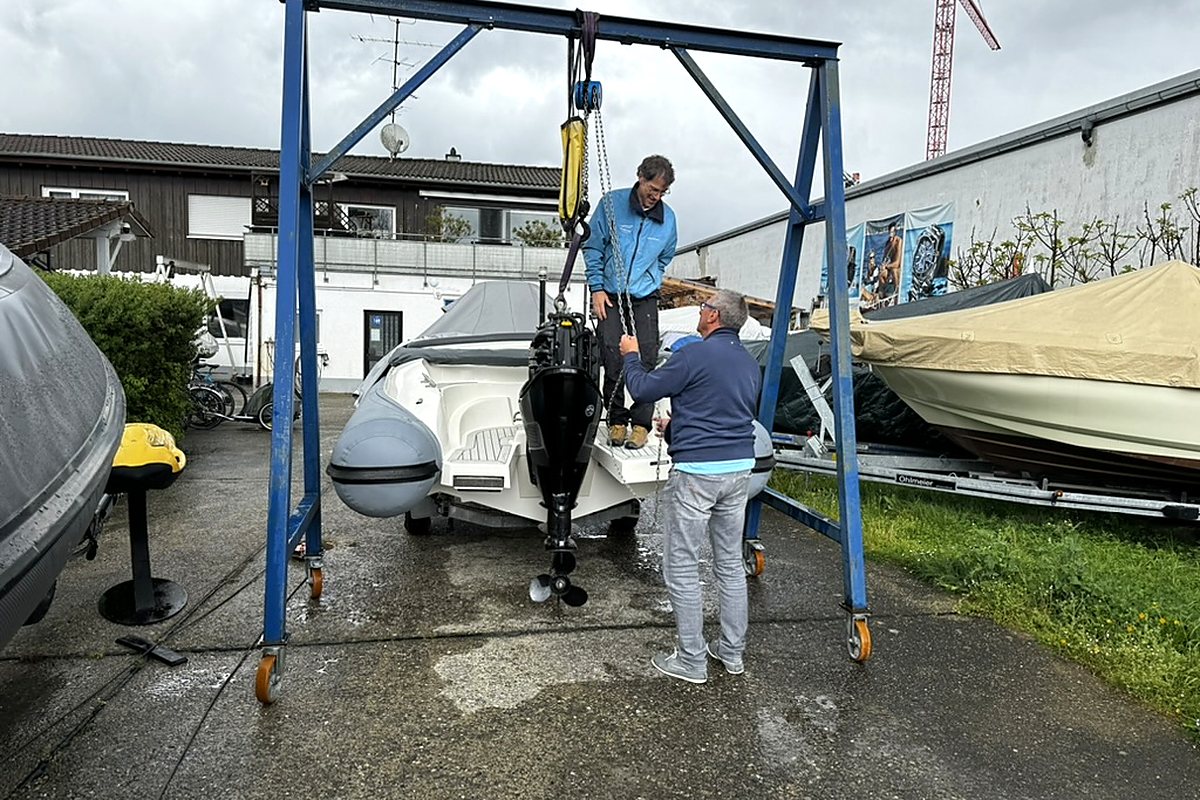 Außenborder am Portalkran