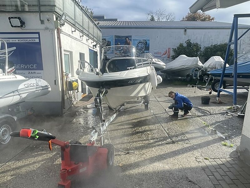 Boote auf dem Hof von Valentina Bootservice