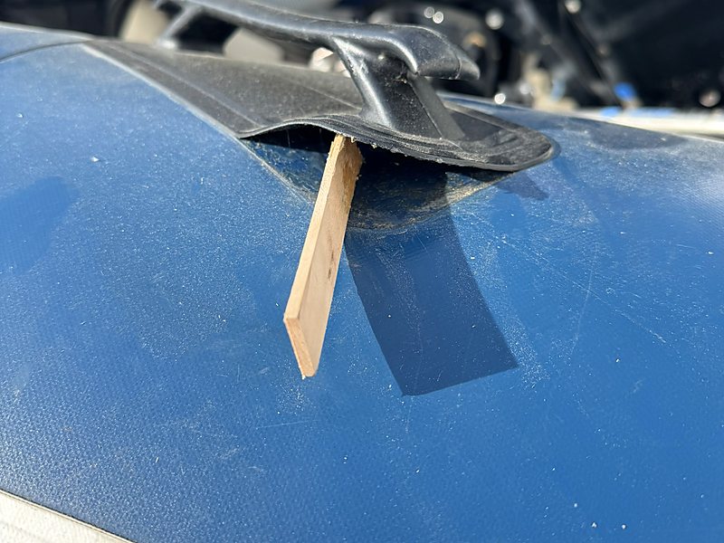 Gelöster Scheuerstreifen an einem Schlauchboot