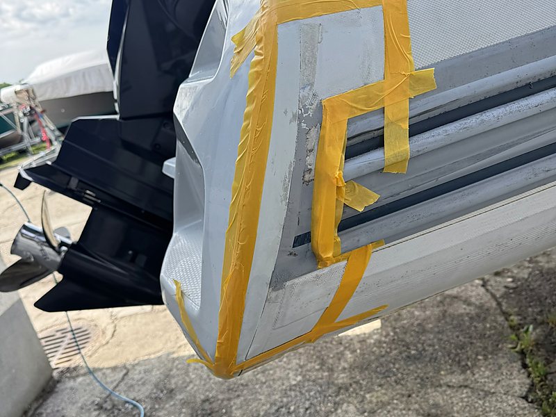 Abgeklebte und vorbereitete Reparaturstelle