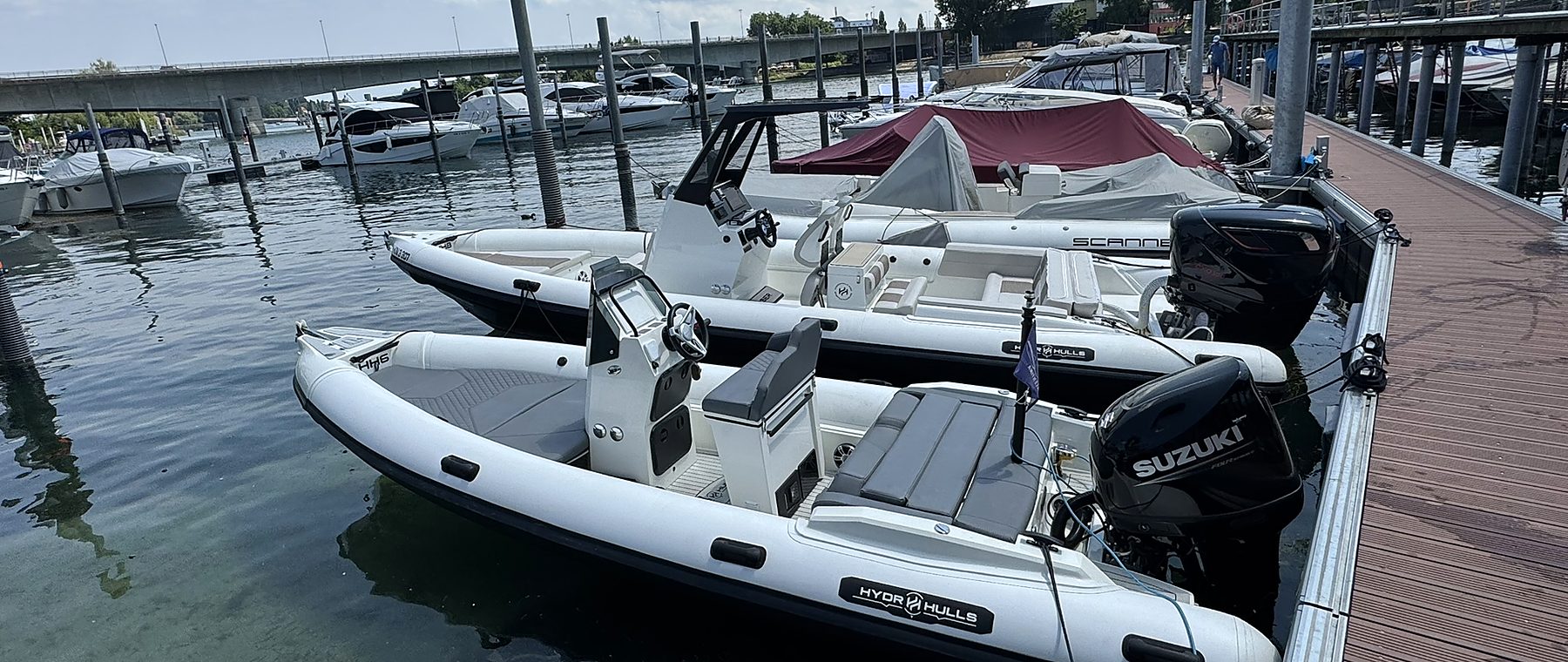 RIBs am Steg der Valentina Marina am Bodensee