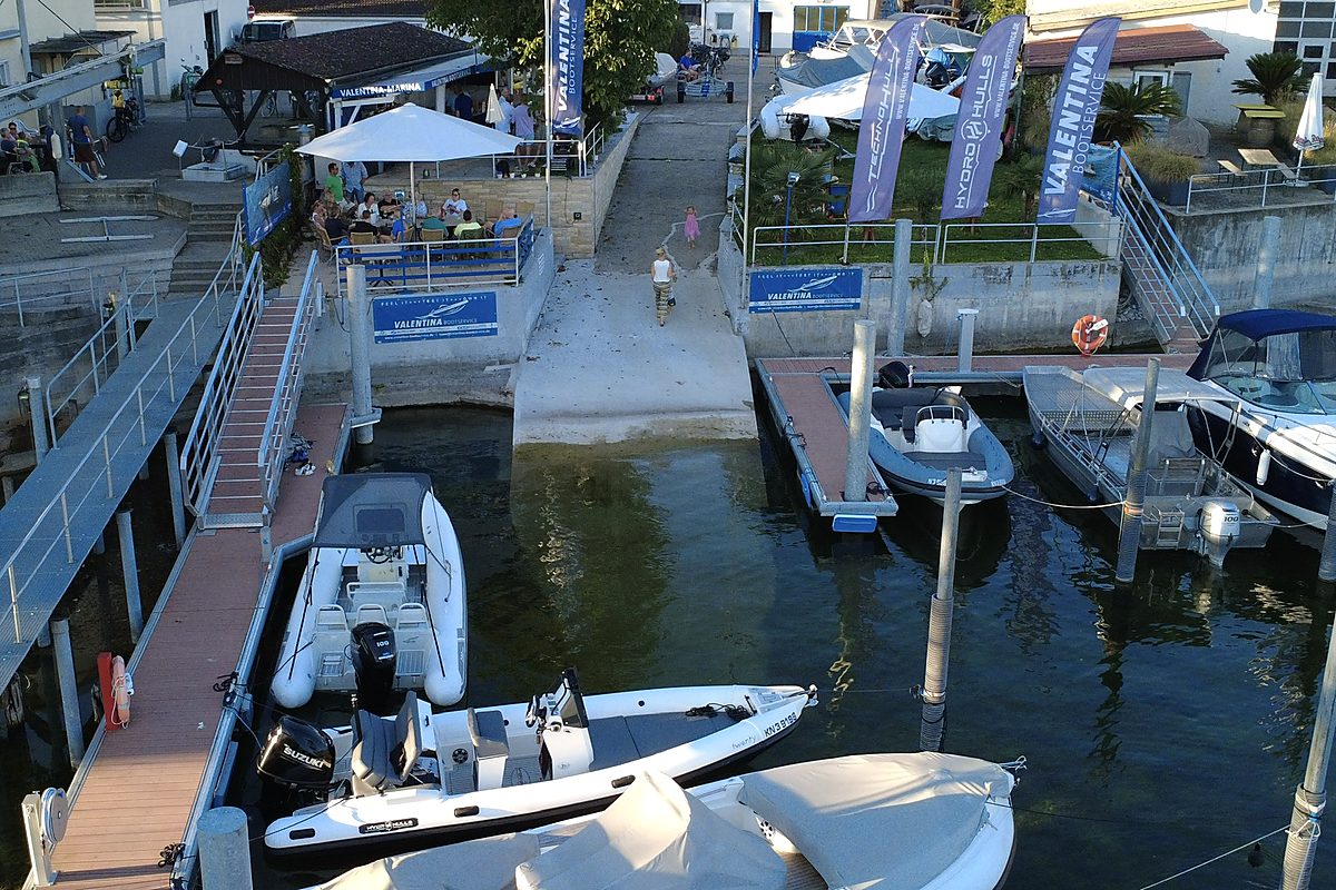 Slipanlage und Stege der Valentina Marina am Bodensee mit festgemachten Booten
