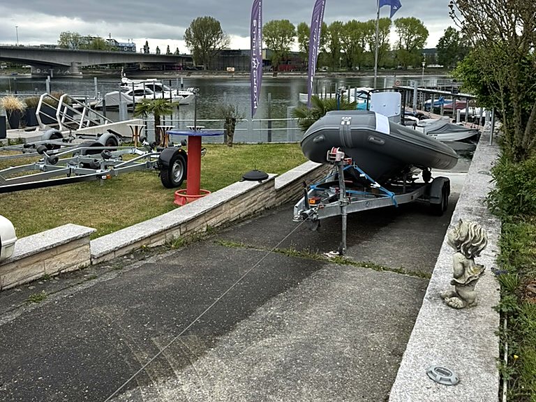 Schlauchboot auf dem Trailer auf der Slipanlage