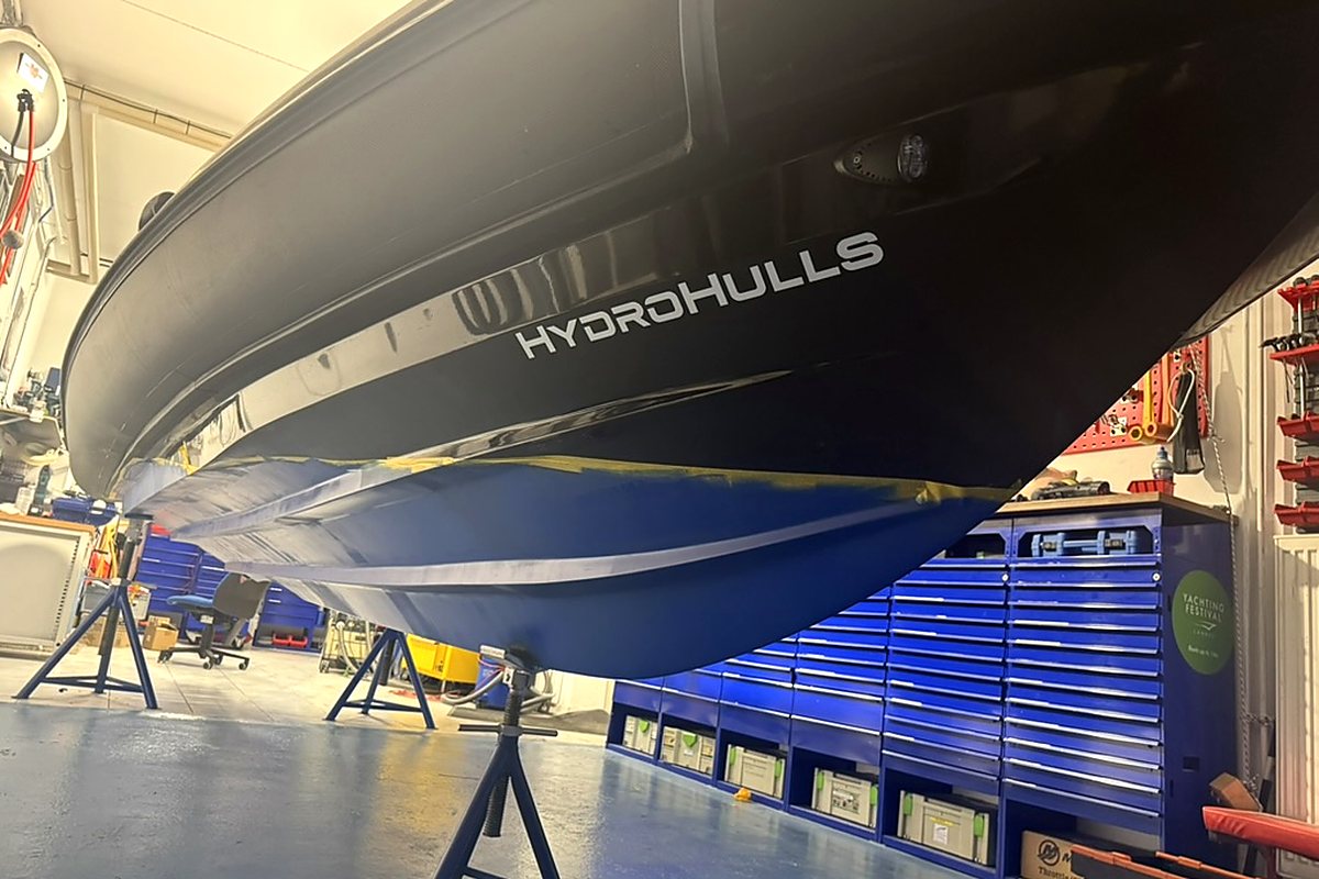 Rumpf eines RIB in der Werkstatt