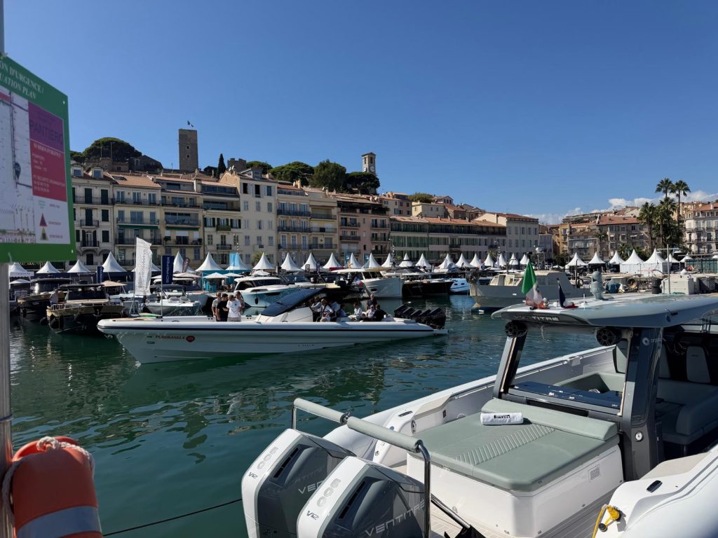 Hafen von Cannes mit Booten und der Altstadt Le Suquet im Hintergrund