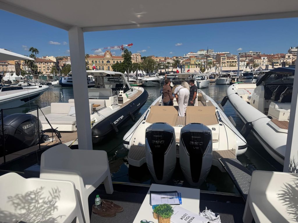 Scanner RIB mit zwei Honda 350 V8 Aussenbordern am Messestand in Cannes