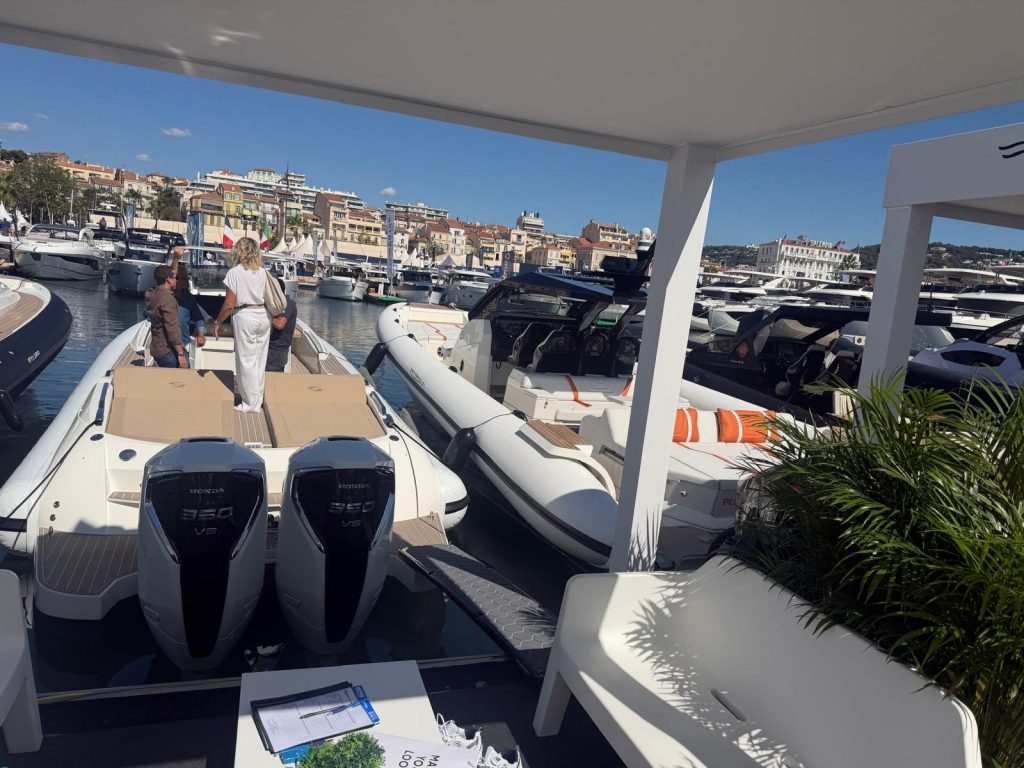 Messestand mit Scanner und Technohull Booten im Hafen von Cannes
