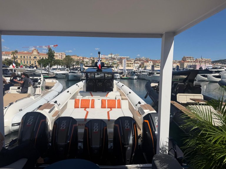 Technohull Motorboot mit vier Mercury 500R Aussenbordern am Messestand in Cannes