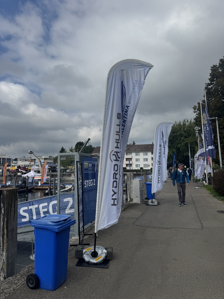 Beachflags Hydrohulls by Valentina Bootservice am Steg 2 im Interboot Hafen Friedrichshafen