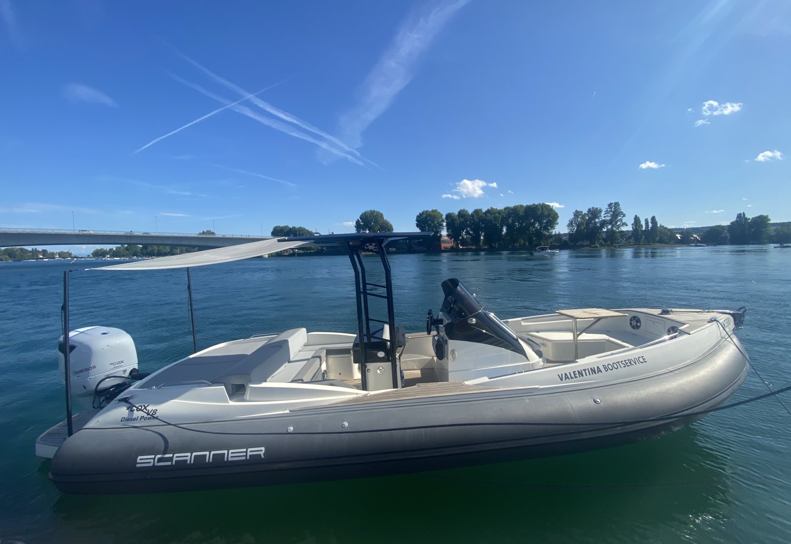 Scanner Envy 860 mit Cox CXO300 Diesel-Aussenborder in unserer Marina